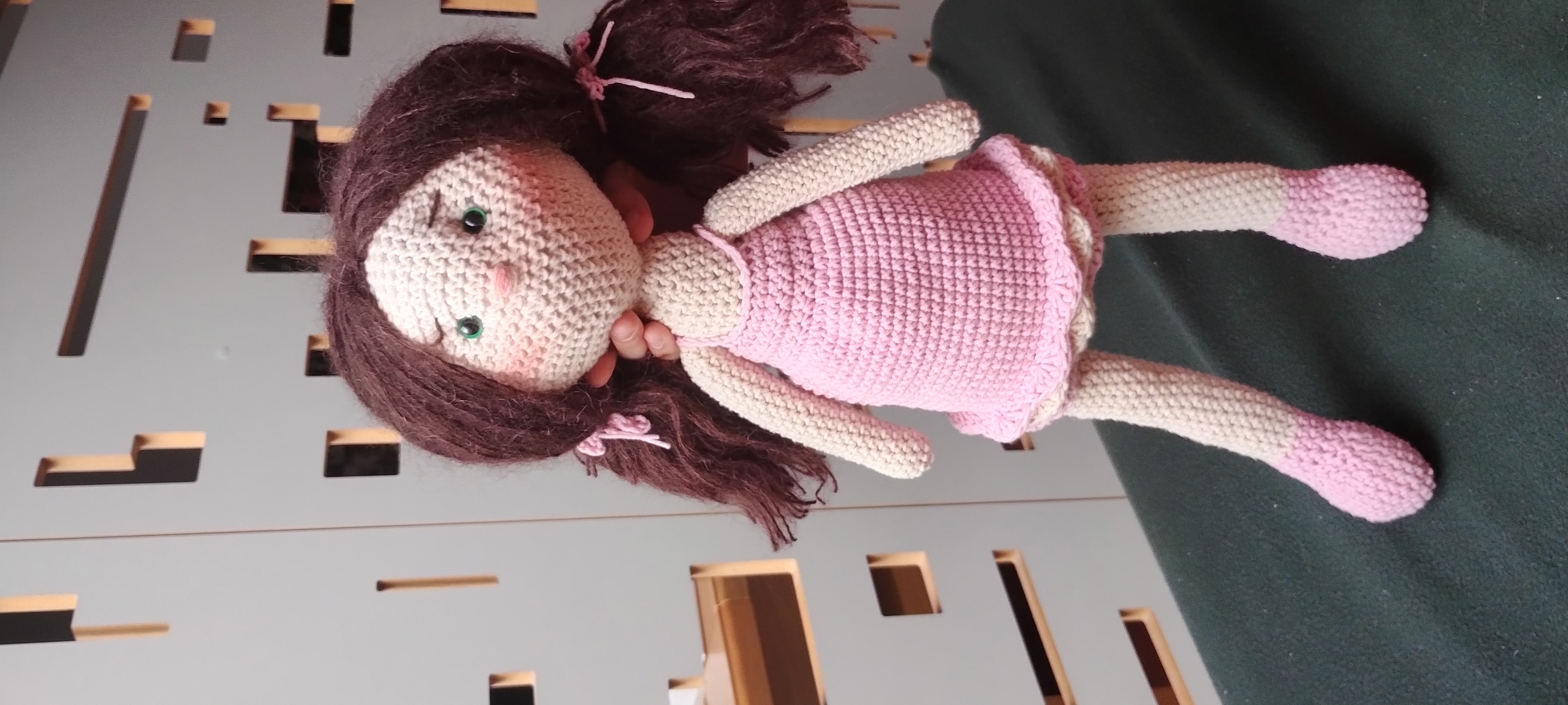 Szydełkowa lalka w różowej sukience