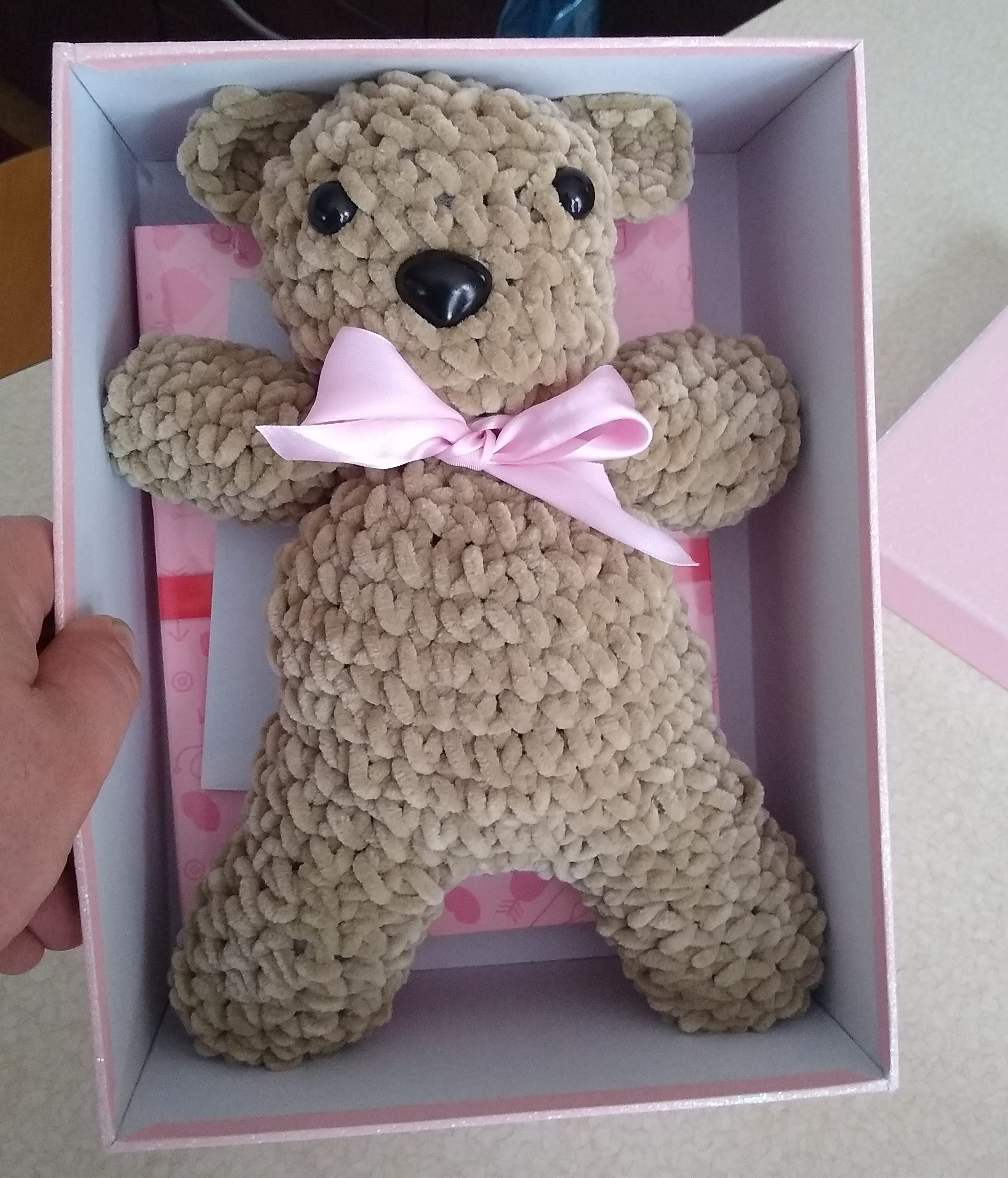 Miś na szydełku w pudełku prezentowym