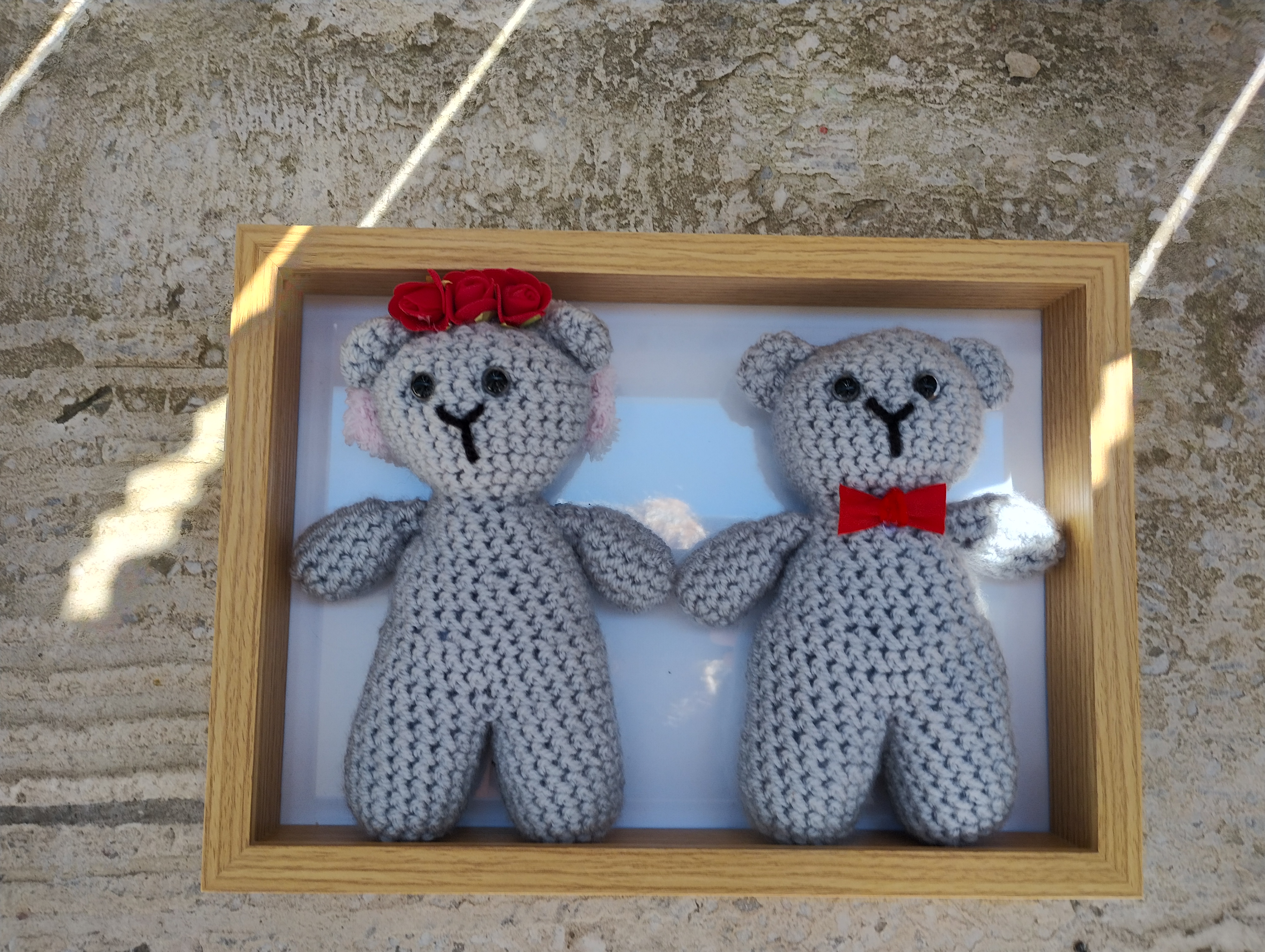 Dwa misie na szydełku w ramce